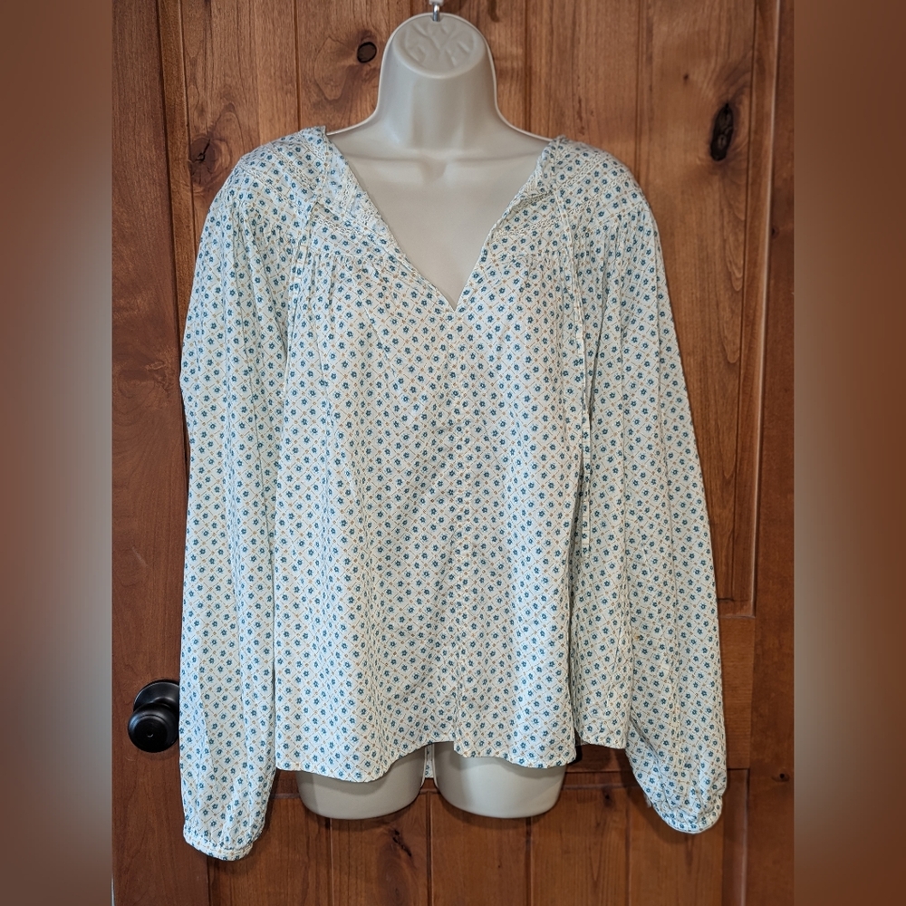Universal‎ Thread White & Teal Smocked Blouse